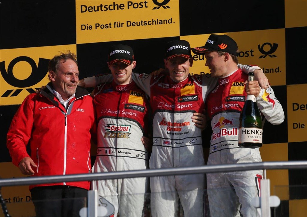 Fra venstre: Erich Brüggemann (Chiefingeniør for Jamie Green), Eduardo Mortara (andenpladsen), Jamie Green (vinder) og Mattias Ekström (tredjepladsen)
(Foto: DTM)